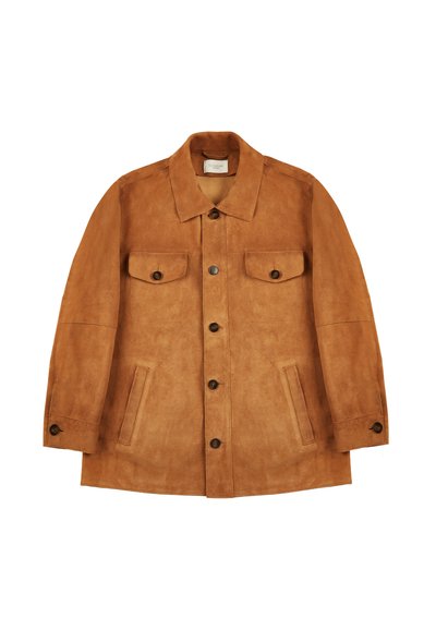 La veste en daim marron présente un col pointu, des fermetures à boutons, deux poches poitrine et deux poches latérales, avec une texture lisse et une coupe décontractée.