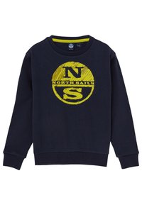 Námořnická modrá mikina vyrobená z bavlny, se žlutým kruhovým logem se slovy "NORTH SAILS" a "NS" uprostřed. Ribované manžety a lem.