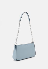 Sac à main en cuir bleu clair avec une forme structurée, doté d'une fermeture éclair et d'une bandoulière en chaîne argentée pour le porter.