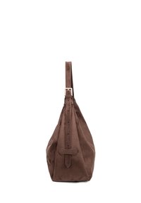 Borsa in suede marrone con una singola tracolla in pelle regolabile e una finitura testurizzata. Presenta un accento decorativo piatto sul lato.