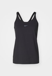 Czarny top sportowy Nike z okrągłym dekoltem i podwójnymi ramiączkami. Na piersi małe szare logo Swoosh oraz miękka tekstura materiału.