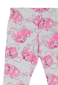 Leggings grigi con una stampa totale di personaggi cartoon di cuccioli rosa, caratterizzati da design giocosi su uno sfondo chiaro.