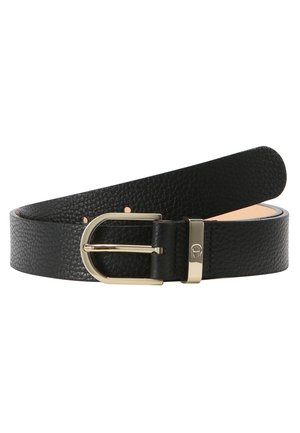 Zwarte leren riem met een gestructureerd oppervlak, voorzien van een gouden metalen gesp en een gegraveerd logo aan de zijkant van de gesp.
