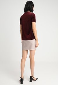 KIOMI TALL T-shirt med print - dark purple