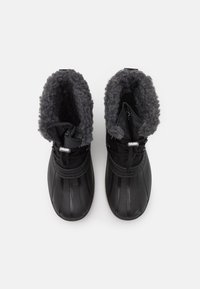 Černé voděodolné boty s gumovým spodkem, texturovaným látkovým vrškem a plyšovým šedým límcem, se stažením na elastickou šňůrku.