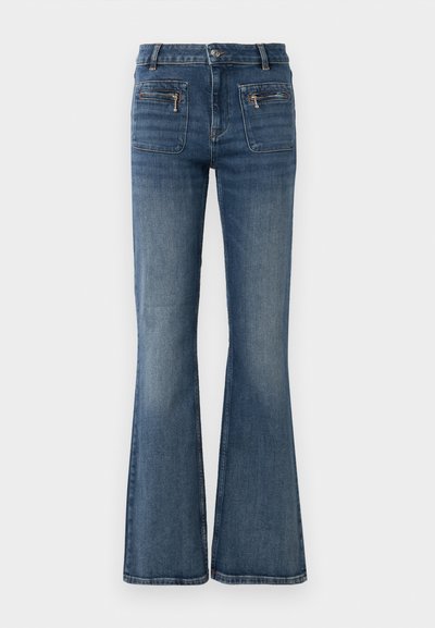 Blei blå denimbukser med utsvingt ben og middels høy midje, med front- og baklommer og en subtil falmet vask.