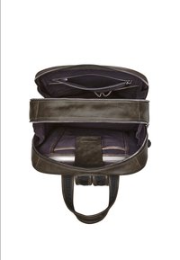 Zaino in pelle marrone scuro aperto per mostrare il compartimento imbottito per laptop e una tasca superiore con zip all'interno.