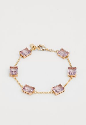 Gouden armband met zes rechthoekige lavendelkleurige stenen, verbonden door een delicate gouden ketting. Voorzien van een karabijnsluiting voor een veilige bevestiging.