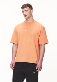 Pegador COLNE LOGO TEE - Marškinėliai su spaudiniu - washed apricot