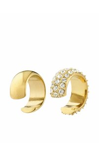 Twee gouden oorcuffs, de ene eenvoudig gepolijst en de andere versierd met meerdere heldere rhinestones, op een witte achtergrond.