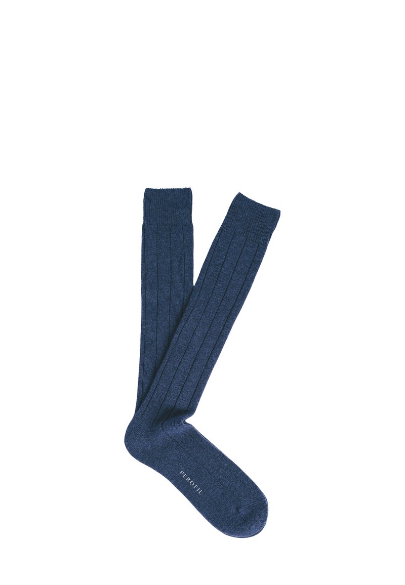 Calze blu navy fino al ginocchio con texture a costine, realizzate in materiale morbido. Presentano una soletta liscia con logo sulla suola.