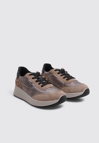 Zapatillas marrón y beige con una mezcla de cuero texturizado y ante. Cordones negros y un acento de estampado de leopardo en el talón. Punta redondeada y suela plana.