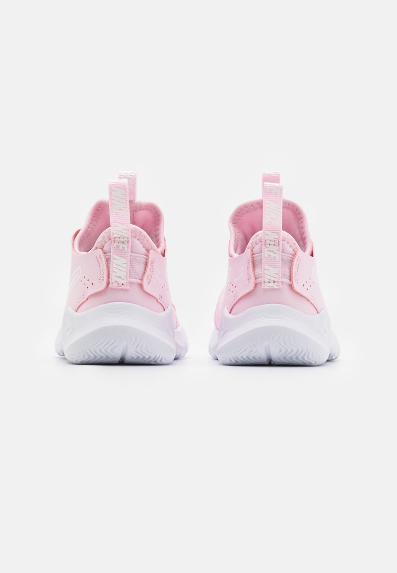 Baskets de sport roses avec un dessus en mesh et synthétique, semelle arrondie et semelle extérieure en caoutchouc blanc. Équipées de languettes pour un enfilage facile.