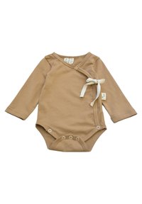 Langärmliger Babystrampler in einem sanften Tan-Farbton, aus Baumwolle gefertigt. Verfügt über ein wickelndes Design mit einer Bindeschließe und Druckknöpfen am Boden.