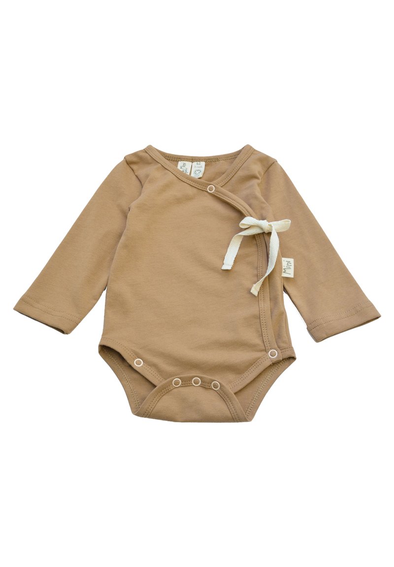 Langärmliger Babystrampler in einem sanften Tan-Farbton, aus Baumwolle gefertigt. Verfügt über ein wickelndes Design mit einer Bindeschließe und Druckknöpfen am Boden.