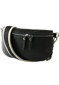 Zwarte leren schoudertas in ronde vorm, met een gestructureerd oppervlak, zilveren ritsen en een geweven schouderband met zwart-witte accenten.