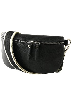 Sac bandoulière en cuir noir, de forme arrondie, avec une surface texturée, des fermetures éclair en argent et une sangle tressée avec des accents noir et blanc.