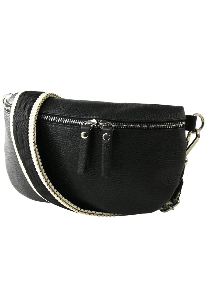 Zwarte leren schoudertas in ronde vorm, met een gestructureerd oppervlak, zilveren ritsen en een geweven schouderband met zwart-witte accenten.