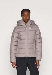 Giacca grigia puffa con zip frontale, cappuccio staccabile e due tasche laterali, caratterizzata da un motivo trapuntato orizzontale e logo sul petto.