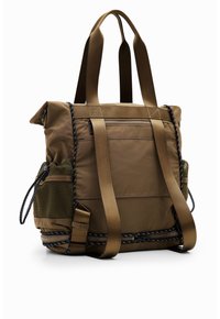 Brązowa torba typu tote z nylonu z podwójnymi górnymi uchwytami, kieszenią na zamek, bocznymi kieszeniami z siatki oraz kontrastującymi paskami. Charakteryzuje się usztywnionym kształtem i fakturowanymi akcentami.