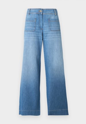 Jean denim bleu clair à jambes larges avec poches plaquées à l'avant, passants de ceinture, fermeture par bouton, et effet délavé.