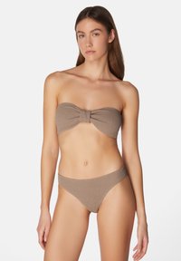 Bikini set in gestructureerde taupe stof; strapless top met een strikdetail, gecombineerd met low-rise onderstukken met een bijpassend gestructureerd ontwerp.