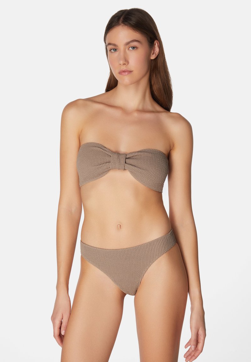 Bikini set in gestructureerde taupe stof; strapless top met een strikdetail, gecombineerd met low-rise onderstukken met een bijpassend gestructureerd ontwerp.