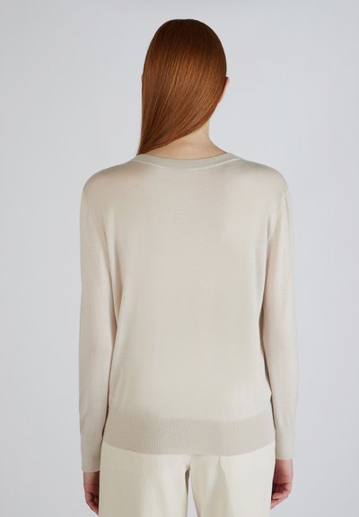 Beige leichter Pullover mit langen Ärmeln, rundem Halsausschnitt und gerippten Bündchen. Glatte Textur und subtiler Glanz. Minimalistisches Design.