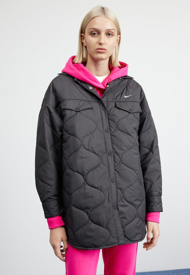 Nike Sportswear ESSENTIAL QUILT Välikausitakki black/white/musta Zalando.fi