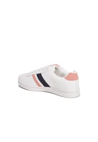 Zapatilla blanca con una textura suave, que presenta franjas rosa y azul marino y un suave acento en el talón rosa. Cierre con cordones, diseño de perfil bajo.