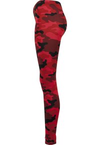 Røde camo tights med en blanding av mørkerød, lys rød og svarte mønstre, laget av stretchstoff med glatt overflate og en tettsittende design.