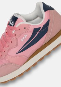 Sneaker sintetica rosa con dettagli in suede, logo e strisce blu navy, suola in gomma testurizzata e design con lacci.