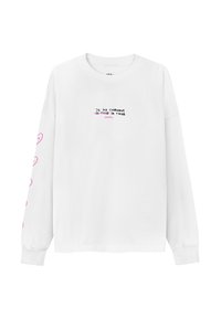 Biała, długosłodkawowa koszulka z bawełny, z nadrukiem tekstu i serc w różowym kolorze na rękawach i klatce piersiowej. Luźny krój.