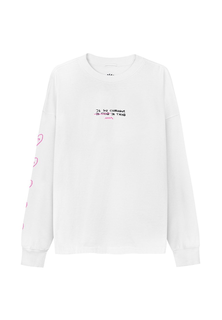 Biała, długosłodkawowa koszulka z bawełny, z nadrukiem tekstu i serc w różowym kolorze na rękawach i klatce piersiowej. Luźny krój.