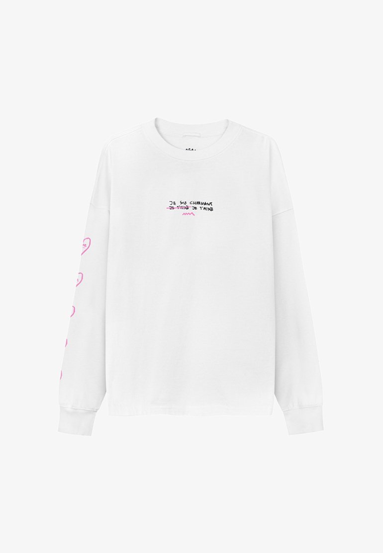 Biała, długosłodkawowa koszulka z bawełny, z nadrukiem tekstu i serc w różowym kolorze na rękawach i klatce piersiowej. Luźny krój.