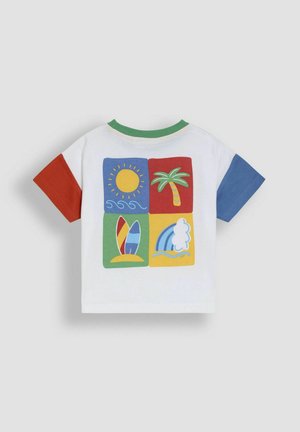 Kortærmet hvid t-shirt med farverige grafiske firkanter af en sol, palmetræ, surfbrædder og en bølge; accentueret med røde og blå ærmer.