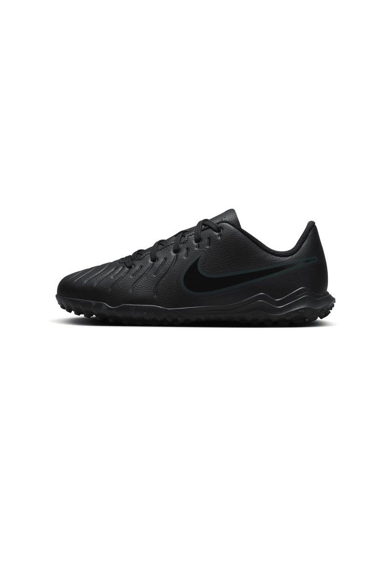 Scarpe sportive nere con tomaia in pelle texture e suola in gomma, caratterizzate da un prominente swoosh nero di Nike e linee di design sottili.