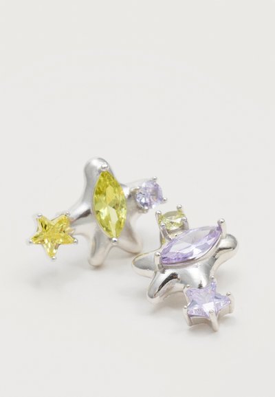 Ασημένια σκουλαρίκια σε σχήμα αστεριού με κίτρινες και ανοιχτό μοβ πολύγωνες πέτρες σε κοπές μαρκίζ και αστεριού σε λευκό φόντο.