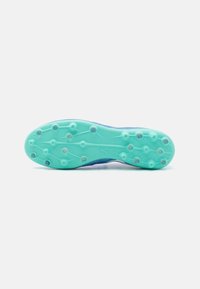 Scarpa da calcio con una tomaia blu testurizzata e una suola turchese. Presenta diversi tacchetti per una migliore trazione, progettata per uso su terreni multipli.