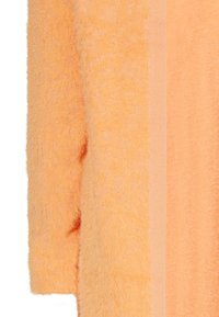 Maglione arancione morbido con una superficie texturizzata, caratterizzato da una striscia verticale liscia su un lato. Design a maniche lunghe, tessuto morbido.