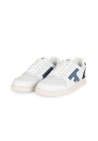 Sneakers bianchi con un design testurizzato, dotati di un accento e logo blu navy, materiale testurizzato e suola in gomma.