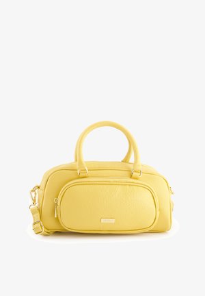 Sac à main en cuir jaune avec deux poignées courtes, surface texturée, poche zippée à l'avant et bandoulière réglable. Accents en matériel doré.