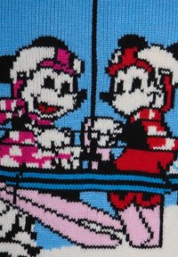 Maglione lavorato a maglia con personaggi dei cartoni animati in bianco, nero, rosa e rosso su uno sfondo blu, con dettagli intricati e una consistenza morbida.