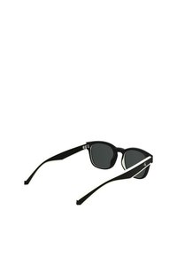 Czarne okulary przeciwsłoneczne z szarymi soczewkami, o eleganckim designie. Ramiona mają kontrastujący biały akcent wzdłuż krawędzi. Wykonane z trwałego tworzywa sztucznego.