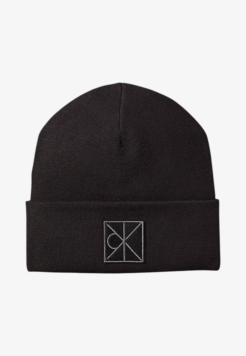 Sort strikket hue med en opbukket kant, der har et lille broderet firkantet logo med abstrakte geometriske linjer.