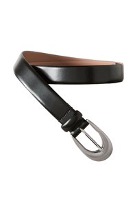 Črni usnjen pas z gladko površino, z srebrnkasto ukrivljeno zaponko in preprostim dizajnom, ki poudarja njegov elegantni obliko.