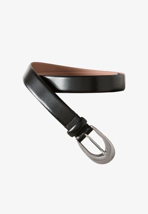 Czarny pasek ze skóry o gładkim wykończeniu, wyposażony w srebrzystą, zakrzywioną klamrę i prosty design, podkreślający jego elegancki kształt.