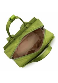 Borsa a tracolla verde con una superficie liscia e testurizzata. Presenta una chiusura con zip, manici doppi, un compartimento interno e tasche organizzative.