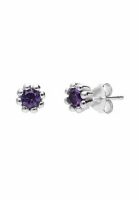 Paarse edelstenen studs in zilver, met een bloemontwerp en bloemblaadjesaccenten rondom de steen voor extra detail.