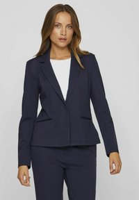 Marineblå skræddersyet blazer med en enkelt knap, notched klapper, to forlommer og diskrete sidelommer. Lavet af glat, struktureret stof.